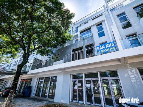 Xót xa những dãy shophouse tiền tỉ im lìm hoang vắng - Ảnh 8. Người dân treo bảng bán nhà tại dãy shophouse trên đường Hoàng Thị Loan, quận Liên Chiểu, TP Đà Nẵng.