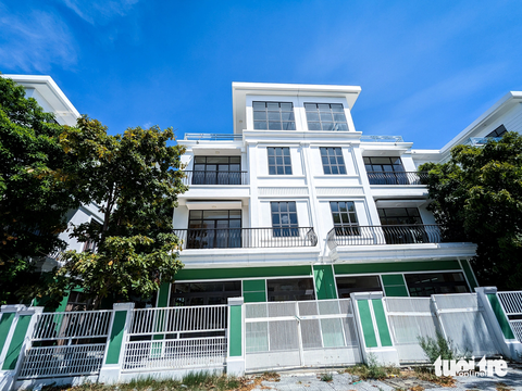 Xót xa những dãy shophouse tiền tỉ im lìm hoang vắng - Ảnh 10. Lúc sốt đất, giá các căn nhà trên trục đường Nguyễn Sinh Sắc từng được đẩy lên 15-18 tỉ đồng, nhưng nay rất khó giao dịch.