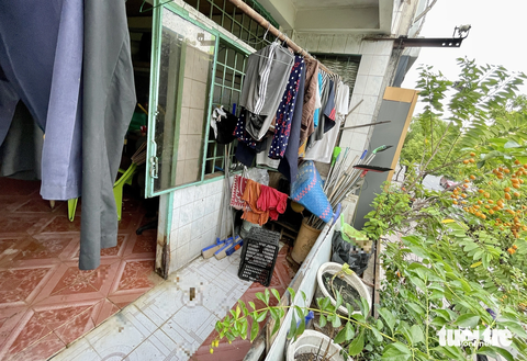Vụ hộ nuôi chó gây ô nhiễm: Địa phương nói ‘khó xử lý'! - Ảnh 1. Hộ dân ở 190 Hoàng Diệu (quận 4) nuôi 79 chó trong căn nhà nhỏ, thậm chí còn để chất thải của vật nuôi bừa bãi từ ban công xuống tầng 1 gây mùi hôi nồng nặc - Ảnh: CHÂU TUẤN