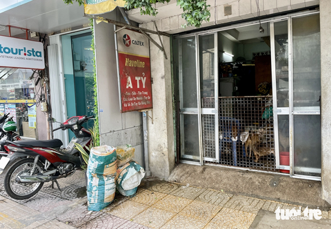 Vụ hộ nuôi chó gây ô nhiễm: Địa phương nói ‘khó xử lý'! - Ảnh 2. Căn nhà ngang khoảng 2,6m, dài 10m là nơi bà N.T.M.T. nuôi 79 con chó (số lượng kiểm tra hồi tháng 6-2023) - Ảnh: CHÂU TUẤN