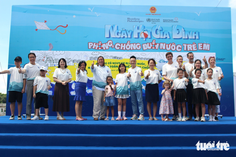 Các đại biểu cùng nhau tô màu bức tranh khổng lồ tuyên truyền chống đuối nước, bức tranh sẽ được trưng bày tại sự kiện để người dân cùng trải nghiệm, tô màu - Ảnh: DƯƠNG LIỄU Các đại biểu cùng nhau tô màu bức tranh khổng lồ tuyên truyền chống đuối nước, bức tranh sẽ được trưng bày tại sự kiện đến ngày 23-7 để người dân cùng trải nghiệm, tô màu - Ảnh: DƯƠNG LIỄU
