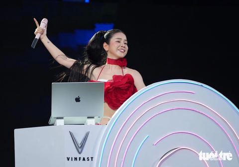 Mở đầu buổi diễn, DJ Mie trình diễn cùng vũ đoàn 20 người, khuấy động không khí đại nhạc hội. Cô và dàn vũ công mặc trang phục màu đỏ chủ đạo - Ảnh: HỮU HẠNH Mở đầu buổi diễn, DJ Mie trình diễn cùng vũ đoàn 20 người, khuấy động không khí đại nhạc hội. Cô và dàn vũ công mặc trang phục màu đỏ chủ đạo - Ảnh: HỮU HẠNH
