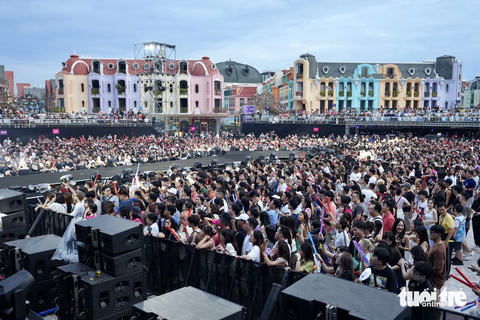 Đại nhạc hội phát hành 7.000 vé, thu hút hàng nghìn khán giả tham dự. Đó là những người yêu nhạc từ Nha Trang và các tỉnh thành đổ về, người hâm mộ các ca sĩ trong chương trình cũng như du khách tại khu du lịch nghỉ dưỡng - Ảnh: HỮU HẠNH Đại nhạc hội phát hành 7.000 vé, thu hút hàng nghìn khán giả tham dự. Đó là những người yêu nhạc từ Nha Trang và các tỉnh thành đổ về, người hâm mộ các ca sĩ trong chương trình cũng như du khách tại khu du lịch nghỉ dưỡng - Ảnh: HỮU HẠNH