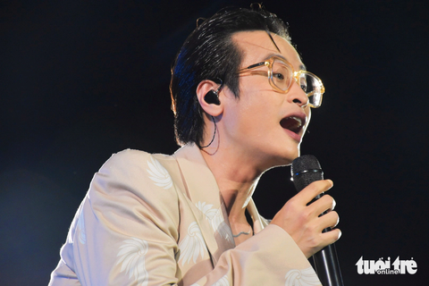 "Ở đây có bao nhiêu người biết nhạc của Hà Anh Tuấn nào? Đừng có nói xạo nhé. Bây giờ Tuấn sẽ hát cho các bạn nghe một bản tình ca, viết rằng nếu có lỡ yêu nhau thì hãy yêu đủ 12 tháng" - Hà Anh Tuấn giới thiệu ca khúc Tháng mấy em nhớ anh? - Ảnh: TRẦN HOÀI "Ở đây có bao nhiêu người biết nhạc của Hà Anh Tuấn nào? Đừng có nói xạo nhé. Bây giờ Tuấn sẽ hát cho các bạn nghe một bản tình ca, viết rằng nếu có lỡ yêu nhau thì hãy yêu đủ 12 tháng" - Hà Anh Tuấn giới thiệu ca khúc Tháng mấy em nhớ anh? - Ảnh: TRẦN HOÀI