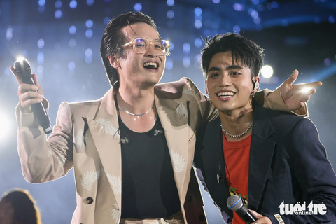 Bản remix Waiting for you và Tháng tư là lời nói dối của em theo phong cách rock chiếm được cảm tình của khán giả. Hà Anh Tuấn pha trò: "Nhạc to quá nên nhiều người tưởng anh em mình hát nhép. Bây giờ mình hát lại một đoạn nhé". Anh cất nhịp cho khán giả cùng hát điệp khúc của hai ca khúc - Ảnh: HỮU HẠNH Bản remix Waiting for you và Tháng tư là lời nói dối của em theo phong cách rock chiếm được cảm tình của khán giả. Hà Anh Tuấn pha trò: "Nhạc to quá nên nhiều người tưởng anh em mình hát nhép. Bây giờ mình hát lại một đoạn nhé". Anh cất nhịp cho khán giả cùng hát điệp khúc của hai ca khúc - Ảnh: HỮU HẠNH