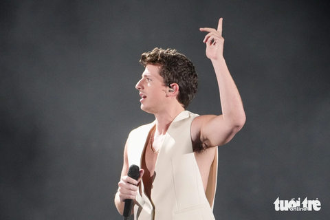 Charlie Puth xuất hiện trên sân khấu trong bộ đồ trắng bảnh bao - Ảnh: HỮU HẠNH Lúc 21h25, Charlie Puth xuất hiện trên sân khấu trong bộ đồ trắng bảnh bao - Ảnh: HỮU HẠNH