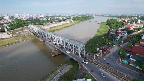 Xây dựng cầu Đuống mới để tách đường sắt khỏi đường bộ - Ảnh 2. Cầu Đuống hiện tại đang là nút thắt của tuyến đường thủy từ Việt Trì đến Quảng Ninh, Hải Phòng - Ảnh: BÙI TÂN