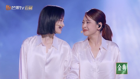 Giọng ca Anh Ơi Ở Lại cũng dùng máy phiên dịch để nói với Nhã Sắt rằng: "Mặc dù chúng ta không nói chung một ngôn ngữ, nhưng bằng ánh mắt chúng ta có thể hiểu được nhau". Giọng ca Anh Ơi Ở Lại cũng dùng máy phiên dịch để nói với Nhã Sắt rằng: "Mặc dù chúng ta không nói chung một ngôn ngữ, nhưng bằng ánh mắt chúng ta có thể hiểu được nhau".