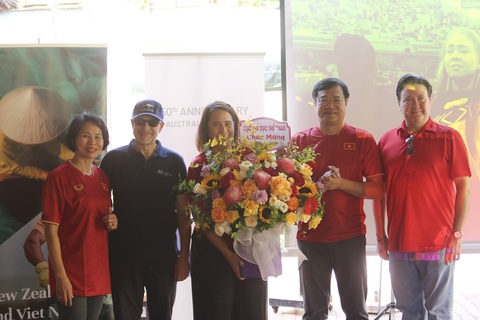 Đại sứ New Zealand ăn mừng nhiệt tình khi Kim Thanh cản phạt đền - Ảnh 1. Từ trái sang: Phó cục trưởng Cục TDTT Lê Thị Hoàng Yến, Đại sứ Úc Andrew Goledzinowski, Đại sứ New Zealand Tredene Dobson, Cục trưởng Cục TDTT Đặng Hà Việt và Đại sứ Mỹ Marc Knapper - Ảnh: ĐỨC KHUÊ