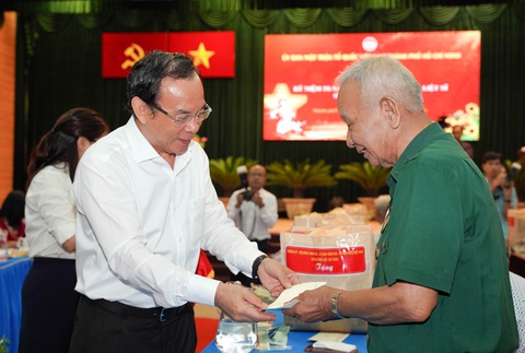Bí thư Nguyễn Văn Nên: Xây dựng TP.HCM xứng đáng với sự hy sinh của thế hệ tiền nhân - Ảnh 1. Bí thư Thành ủy Nguyễn Văn Nên gửi các phần quà đến các thương binh và gia đình - Ảnh: MTTQ
