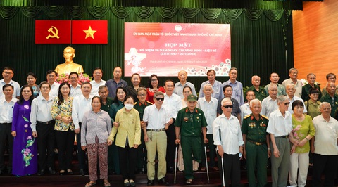 Bí thư Nguyễn Văn Nên: Xây dựng TP.HCM xứng đáng với sự hy sinh của thế hệ tiền nhân - Ảnh 2. Đại biểu tham dự chụp ảnh lưu niệm cùng thương binh và gia đình thương binh, liệt sĩ - Ảnh: MTTQ