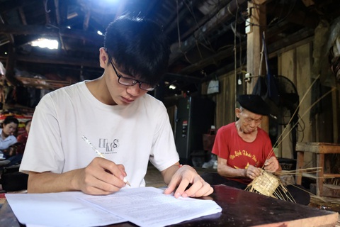 Dũng học bài, bên cạnh là ông nội - trụ cột của nhà, năm nay đã 87 tuổi - Ảnh: NGUYÊN BẢO Dũng học bài, bên cạnh là ông nội - trụ cột của nhà, năm nay đã 87 tuổi - Ảnh: NGUYÊN BẢO