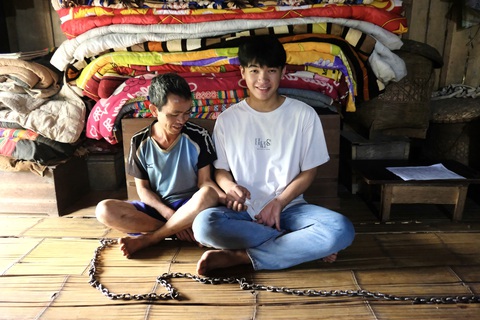 Bùi Mạnh Dũng ước mơ sau này sẽ xây được một căn nhà nhỏ để có phòng riêng cho bố ở, không phải xích chân bố như thế này nữa Bùi Mạnh Dũng ước mơ sau này sẽ xây được một căn nhà nhỏ để có phòng riêng cho bố ở, không phải xích chân bố như thế này nữa