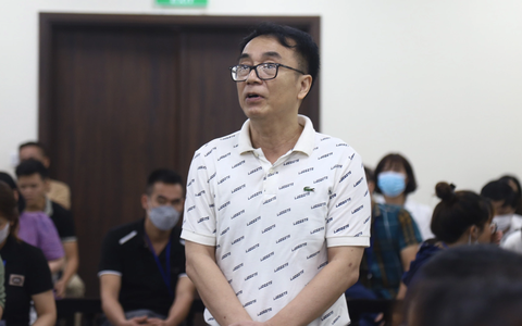 Viện kiểm sát: Có đủ căn cứ kết luận cựu cục phó Trần Hùng nhận hối lộ 300 triệu đồng - Ảnh 1. Ông Trần Hùng, cựu cục phó Cục Quản lý thị trường, tranh luận tại tòa - Ảnh: DANH TRỌNG