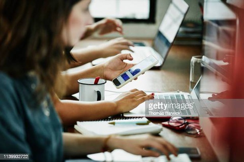“Ôm” 2 3 việc ngoài giờ với mức lương cao để chạy đua với suy thoái kinh tế - Ảnh 2. Gen Z được mặc định có thể làm nhiều hơn một việc trong thế giới "nhiều app" - Ảnh minh họa: Getty Images