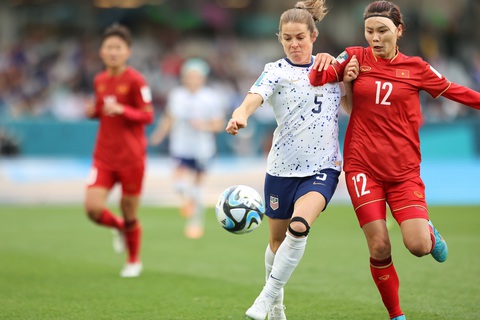 Chơi ấn tượng ở World Cup 2023, tuyển nữ Việt Nam được thưởng 800 triệu đồng - Ảnh 1. Hải Yến (phải) và đội tuyển nữ Việt Nam đã chơi quả cảm trước Mỹ - Ảnh: ĐỨC ĐỒNG
