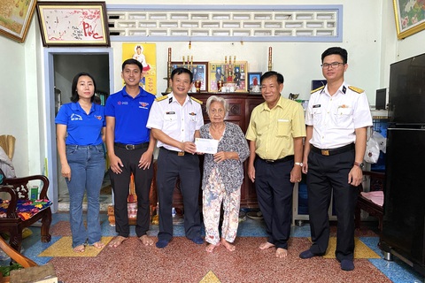 Lữ đoàn 127 Vùng 5 hải quân: Tặng quà, khám và cấp thuốc miễn phí cho hơn 100 người nghèo ở Phú Quốc - Ảnh 1. Lữ đoàn 127 đến thăm và tặng quà cho gia đình bà Phạm Thị Bảy (thân nhân liệt sĩ ở phường An Thới, TP Phú Quốc) - Ảnh: VĂN ĐỊNH