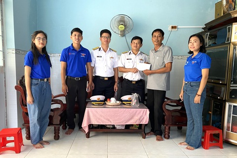 Lữ đoàn 127 Vùng 5 hải quân: Tặng quà, khám và cấp thuốc miễn phí cho hơn 100 người nghèo ở Phú Quốc - Ảnh 2. Lữ đoàn 127 đến thăm và tặng quà cho ngư dân có hoàn cảnh khó khăn ở Phú Quốc - Ảnh: VĂN ĐỊNH