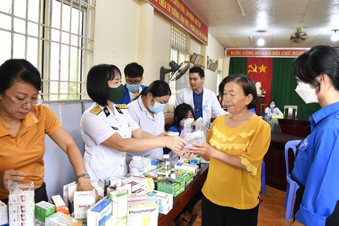 Lữ đoàn 127 Vùng 5 hải quân: Tặng quà, khám và cấp thuốc miễn phí cho hơn 100 người nghèo ở Phú Quốc - Ảnh 3. Lữ đoàn 127 Vùng 5 Hải quân phối hợp với Trung tâm Y tế TP Phú Quốc khám và cấp thuốc cho hàng trăm người có hoàn cảnh khó khăn ở Phú Quốc - Ảnh: VĂN ĐỊNH