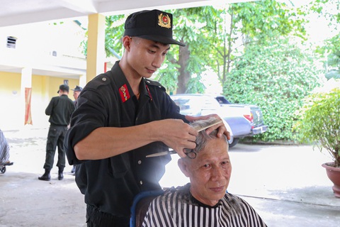 Chiến sĩ Quách Quang Trường từng theo học cắt tóc trước khi gia nhập lực lượng cảnh sát cơ động nên thành thạo trong tạo kiểu, hớt tóc - Ảnh: HÀ QUÂN Chiến sĩ Quách Quang Trường từng theo học cắt tóc trước khi gia nhập lực lượng cảnh sát cơ động nên thành thạo trong tạo kiểu, hớt tóc - Ảnh: HÀ QUÂN