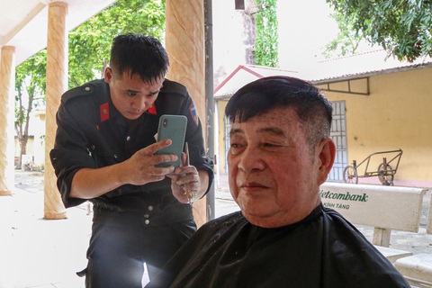 "Thợ cắt tóc" không quên chụp lại tác phẩm cho các bác thương binh ngắm - Ảnh: HÀ QUÂN "Thợ cắt tóc" không quên chụp lại tác phẩm cho các bác thương binh ngắm - Ảnh: HÀ QUÂN