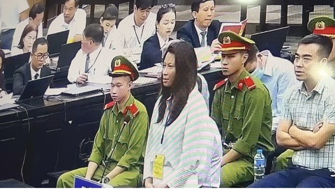 Vụ chuyến bay giải cứu: Bị cáo nói với con 'thời gian tới mẹ sẽ đi công tác dài' - Ảnh 2. Bị cáo Nguyễn Thị Thanh Hằng - Ảnh: DANH TRỌNG