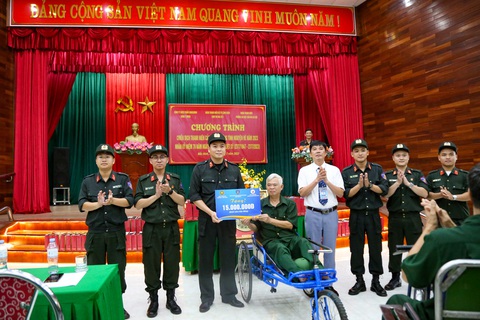Đại diện các cơ sở đoàn trong cụm thi đua số 1, Đoàn thanh niên Bộ Tư lệnh Cảnh sát cơ động tặng quà đại diện các bác thương binh tại Trung tâm điều dưỡng thương binh Thuận Thành - Ảnh: HÀ QUÂN Đại diện các cơ sở Đoàn trong cụm thi đua số 1, Đoàn thanh niên Bộ Tư lệnh Cảnh sát cơ động tặng quà đại diện các bác thương binh tại Trung tâm điều dưỡng thương binh Thuận Thành - Ảnh: HÀ QUÂN