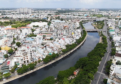 Kênh Tân Hóa - Lò Gốm (khu vực quận 6) đã được cải tạo bờ kè nhưng nước kênh chưa được xử lý - Ảnh: C.TUẤN Kênh Tân Hóa - Lò Gốm (khu vực quận 6) đã được cải tạo bờ kè nhưng nước kênh chưa được xử lý - Ảnh: C.TUẤN