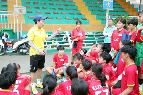 Bóng đá nữ Việt Nam, 30 năm hành trình World Cup - Kỳ 5: Nơi khởi nguồn giấc mơ World Cup - Ảnh 2. Cựu nữ danh thủ Lưu Ngọc Mai trong vai trò HLV đội trẻ ở Tao Đàn - Ảnh: NG.KHÔI