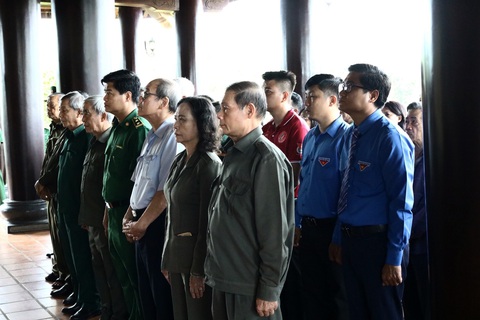 Dâng hương tưởng niệm liệt sĩ Thanh niên xung phong - Ảnh 1. Lễ dâng hương tưởng niệm liệt sĩ Thanh niên xung phong hy sinh trên chiến trường Campuchia.