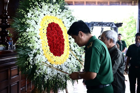 Dâng hương tưởng niệm liệt sĩ Thanh niên xung phong - Ảnh 5. Lãnh đạo lực lượng Thanh niên xung phong dâng hương tưởng niệm.