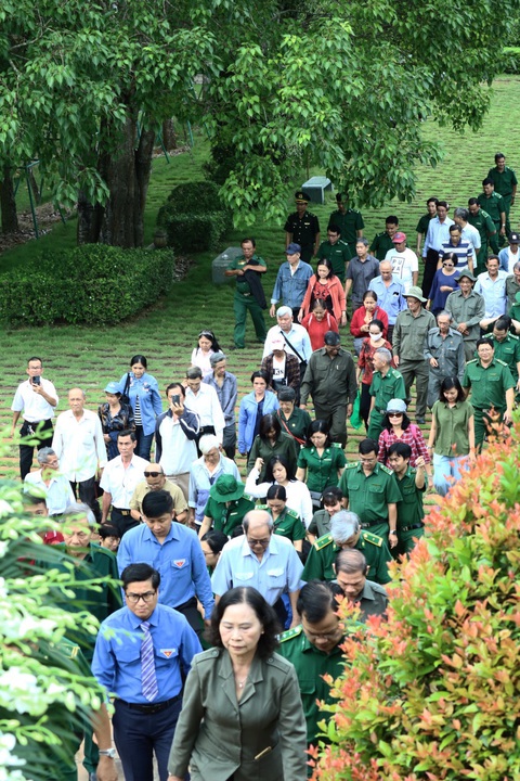 Dâng hương tưởng niệm liệt sĩ Thanh niên xung phong - Ảnh 4. Đông đảo người tham gia lễ dâng hương.