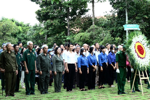 Dâng hương tưởng niệm liệt sĩ Thanh niên xung phong - Ảnh 3. Lực lượng Thanh niên xung phong cùng thân nhân, đoàn thanh niên... dâng hương tưởng niệm.