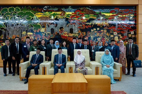 Thủ tướng Malaysia kêu gọi học hỏi Việt Nam để đất nước trỗi dậy lần nữa - Ảnh 1. Thủ tướng Malaysia Anwar Ibrahim cùng phu nhân và đoàn quan chức tháp tùng chụp ảnh tại nhà ga VIP sân bay quốc tế Nội Bài (Hà Nội), trước khi khởi hành về nước chiều 21-7 - Ảnh: Facebook Anwar Ibrahim