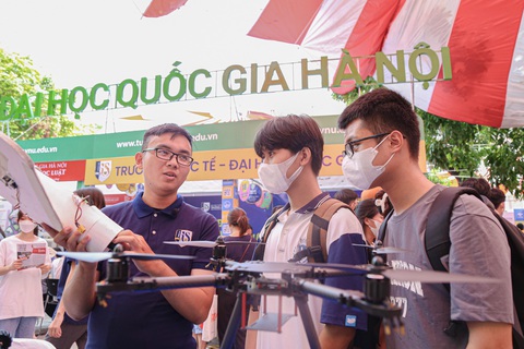 Nguyễn Hữu Hoàng Anh và Vũ Hồng Kỳ khám phá cách vận hành một máy bay không người lái - Ảnh: HÀ QUÂN Nguyễn Hữu Hoàng Anh và Vũ Hồng Kỳ khám phá cách vận hành một máy bay không người lái - Ảnh: HÀ QUÂN