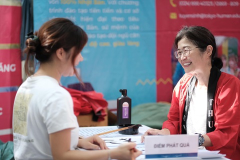 Cô Aoki, giảng viên người Nhật của Trường Đại học Y Khoa Tokyo Việt Nam, tư vấn cho thí sinh tại ngày hội. Trường Đại học Y Khoa Tokyo Việt Nam có hơn 60% giảng viên người Nhật. Không chỉ được học các môn chuyên ngành, sinh viên còn được đào tạo hơn 600 giờ học tiếng Nhật trong chương trình - Ảnh: MAI THƯƠNG Cô Aoki, giảng viên người Nhật của Trường Đại học Y Khoa Tokyo Việt Nam, tư vấn cho thí sinh tại ngày hội. Trường Đại học Y Khoa Tokyo Việt Nam có hơn 60% giảng viên người Nhật. Không chỉ được học các môn chuyên ngành, sinh viên còn được đào tạo hơn 600 giờ học tiếng Nhật trong chương trình - Ảnh: MAI THƯƠNG