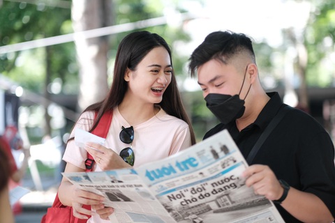 Sáng nay 22-7: Ngày hội lựa chọn nguyện vọng xét tuyển đại học, cao đẳng 2023 - Ảnh 4. Thí sinh đọc thông tin về ngày hội trên báo Tuổi Trẻ sáng 22-7 - Ảnh: MAI THƯƠNG