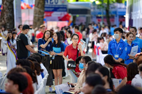 Thí sinh đến dự ngày hội tại Hà Nội sáng 22-7 - Ảnh: NAM TRẦN Thí sinh đến dự ngày hội tại Hà Nội sáng 22-7 - Ảnh: NAM TRẦN