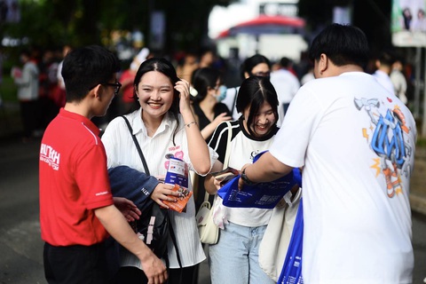 Sáng nay 22-7: Ngày hội lựa chọn nguyện vọng xét tuyển đại học, cao đẳng 2023 - Ảnh 1. Thí sinh đến ngày hội ở TP.HCM sáng 22-7 - Ảnh: QUANG ĐỊNH