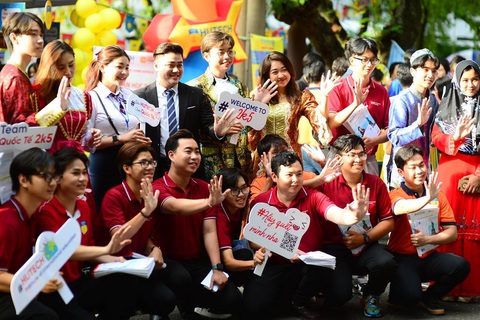 Sáng nay 22-7: Ngày hội lựa chọn nguyện vọng xét tuyển đại học, cao đẳng 2023 - Ảnh 5. Nhóm tư vấn, hỗ trợ thí sinh của trường HUTECH tại ngày hội ở TP.HCM - Ảnh: QUANG ĐỊNH