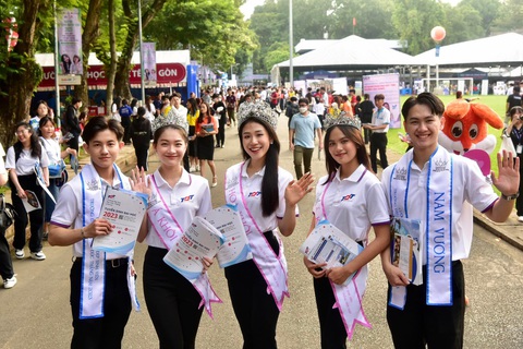 Các hoa khôi, nam vương của Trường ĐH Tôn Đức Thắng tại ngày hội ở TP.HCM - Ảnh: T.T.D. Các hoa khôi, nam vương của Trường ĐH Tôn Đức Thắng tại ngày hội ở TP.HCM - Ảnh: T.T.D.