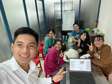 “Sơn Xe Ôm” dạy kèm tiếng Anh - Ảnh 1. Sơn dạy kèm tiếng Anh với đối tượng chính là người mất gốc tiếng Anh - Ảnh: V.P