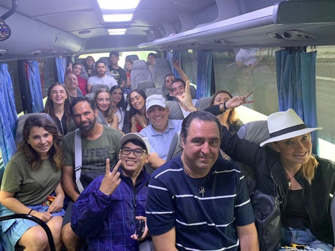 “Sơn Xe Ôm” dạy kèm tiếng Anh - Ảnh 3. Sơn trong một lần dẫn tour khách nước ngoài - Ảnh: V.P