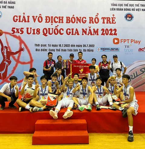 Tài năng bóng rổ Đà Nẵng hồi phục thần tốc sau chấn thương nặng - Ảnh 4. Nguyễn Anh Kiệt (hàng trước, giữa) vô địch Giải vô địch Bóng rổ trẻ 5x5 U18 quốc gia 2022 - Ảnh: VBA