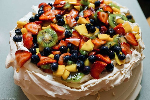 11 điều nhất định phải làm tại Hamilton, thành phố cảng đẹp nhất New Zealand - Ảnh 20. Bánh Pavlova phủ trái cây tươi mọng - Ảnh: William Brawley