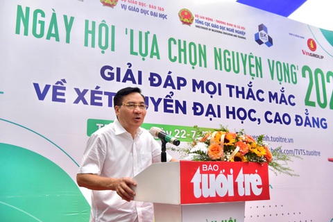 Ngày hội lựa chọn nguyện xọng xét tuyển đại học: Đồng hành cùng thí sinh trước giờ G - Ảnh 1. TS Phạm Như Nghệ - phó vụ trưởng Vụ Giáo dục Đại học (Bộ Giáo dục và Đào tạo) - phát biểu khai mạc ngày hội - Ảnh: T.T.D.