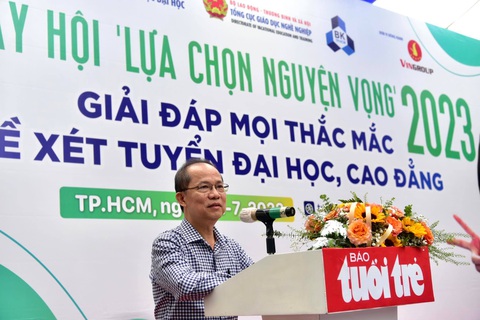 Ngày hội lựa chọn nguyện xọng xét tuyển đại học: Đồng hành cùng thí sinh trước giờ G - Ảnh 2. Nhà báo Lê Xuân Trung - phó tổng biên tập báo Tuổi Trẻ - phát biểu tại sự kiện - Ảnh: T.T.D.
