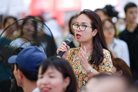 Phụ huynh đặt câu hỏi cho ban tư vấn - Ảnh: NAM TRẦN Phụ huynh đặt câu hỏi cho ban tư vấn - Ảnh: NAM TRẦN