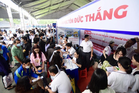 Rất đông thí sinh và phụ huynh tìm hiểu thông tin tại Trường ĐH Tôn Đức Thắng - Ảnh QUANG ĐỊNH Thí sinh và phụ huynh tìm hiểu thông tin tại Trường đại học Tôn Đức Thắng, TP.HCM - Ảnh: QUANG ĐỊNH