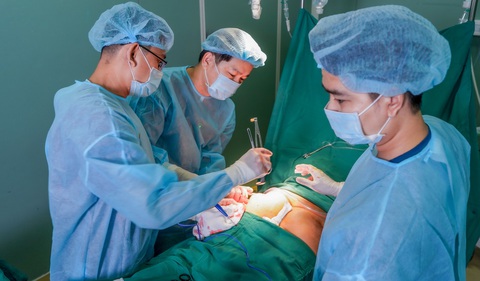 Tốn hàng trăm triệu đồng tiêm filler vào mông, người phụ nữ bị nhiễm trùng, hoại tử nặng - Ảnh 1. Bệnh nhân được các bác sĩ điều trị khi tiêm filler không rõ nguồn gốc vào vòng ba - Ảnh: Bệnh viện cung cấp